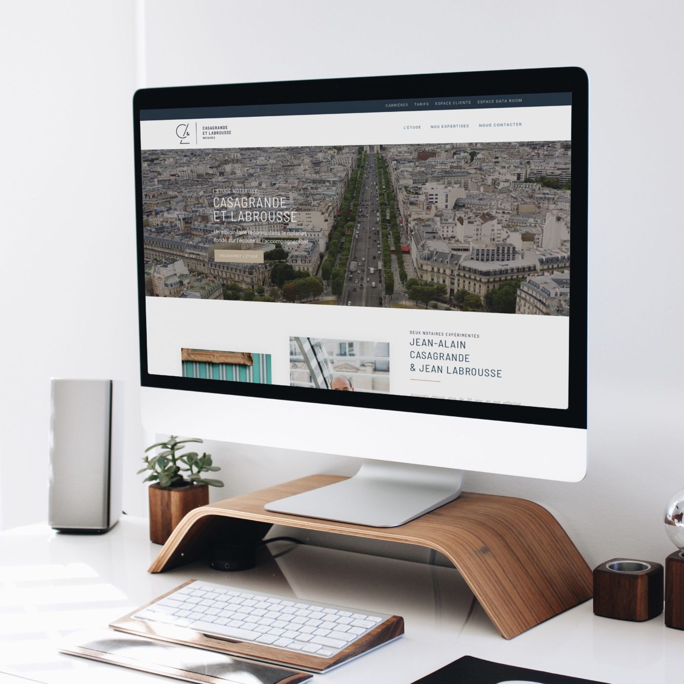 Capture d'écran du site internet Casagrande et Labrousse sur un Imac blanc devant un mur blanc
