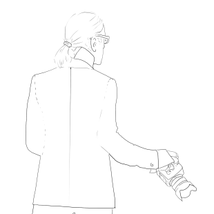 Portrait de Karl Lagerfeld tenant un appareil photo, vu de dos